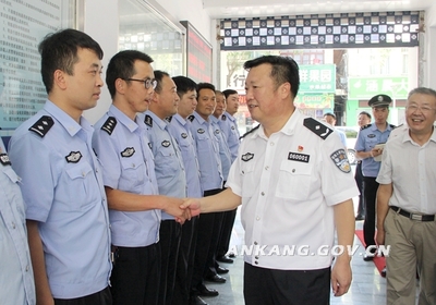 酷暑下的警民鱼水情——陈明、杨尚伟慰问一线执勤民警并指导后勤保障工作